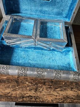 Vintage Metalen Sieradendoos met Blauw Fluweel nette staat