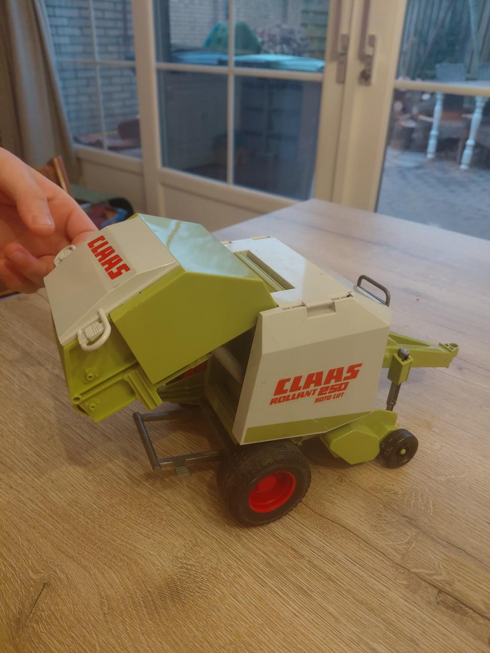 Bruder fendt met balenpers en grasmaaier