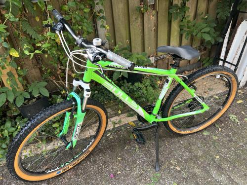 Mountainbike Bulss Pulsar 21 versnellingen, off Road banden, velgrem enz.