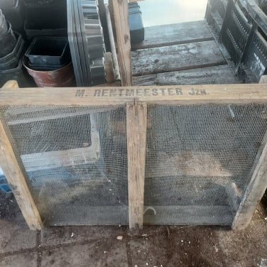 4 metalen stapelbare grondzeven ( 50 x 75 ) met houten omkisting