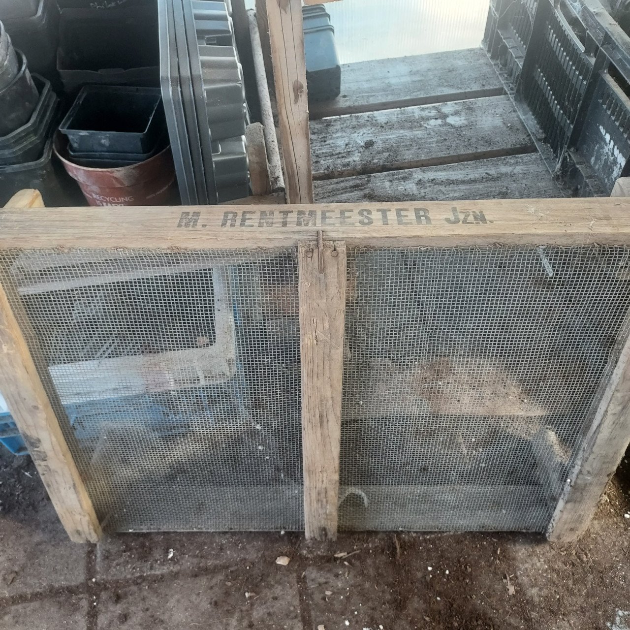 4 metalen stapelbare grondzeven ( 50 x 75 ) met houten omkisting