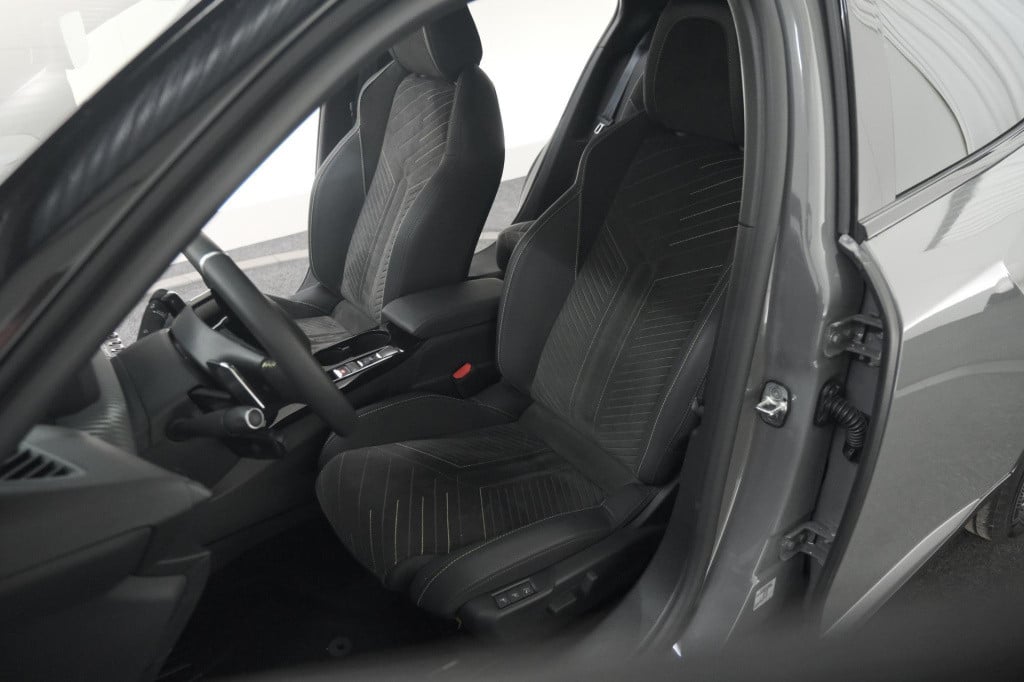 Peugeot 2008 puretech 130 eat8 gt | 360 camera | stoelmassage | adaptieve c