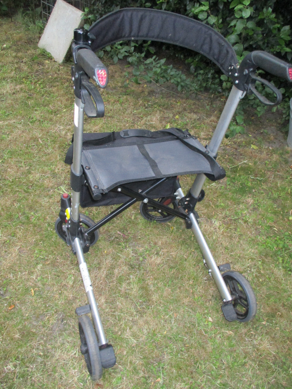 Te koop zeer complete rollator met rugband en grote tas (schoudertas)