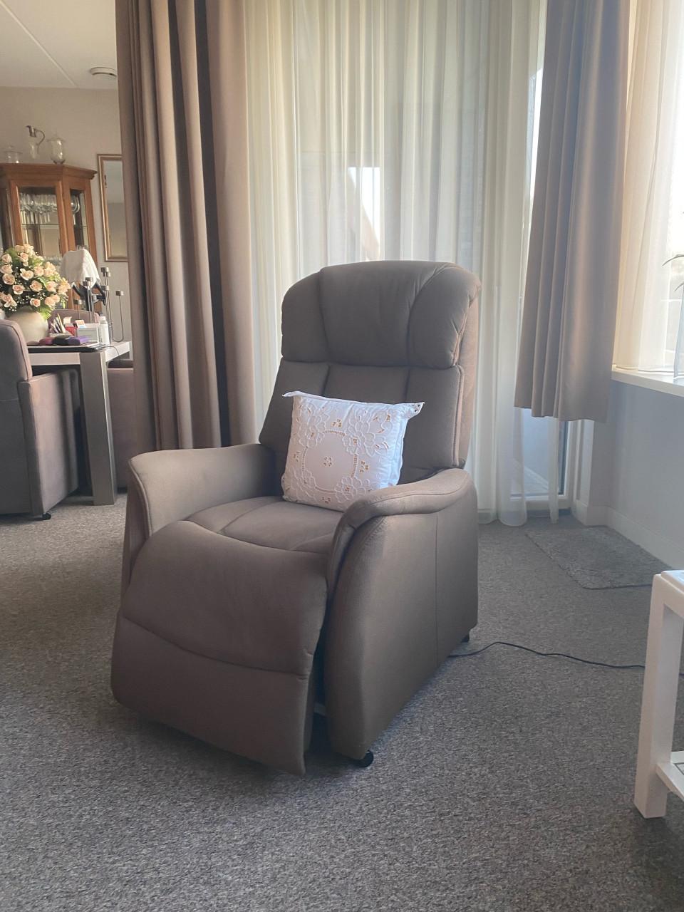 2 sta-op fauteuils electrisch verstelbaar, in 1 koop