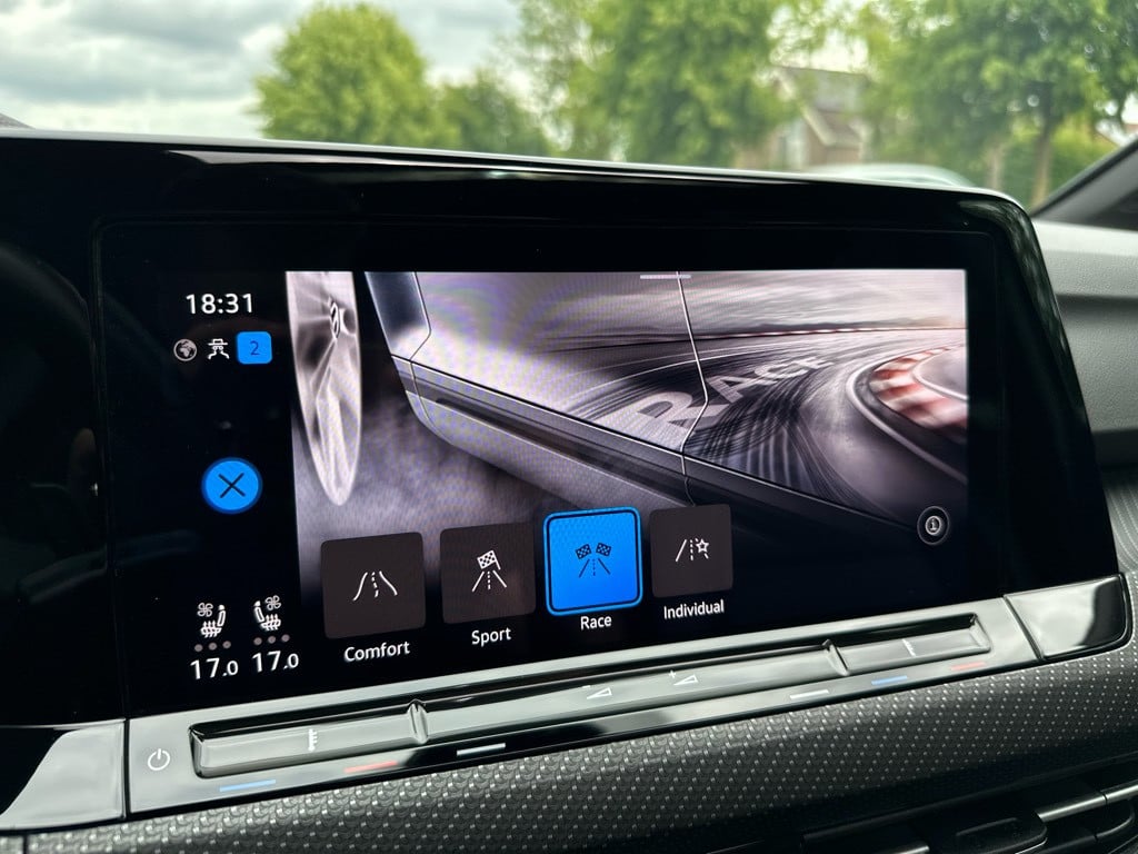 Volkswagen Golf 2.0 tsi r 4motion // panoramadak // akrapovic