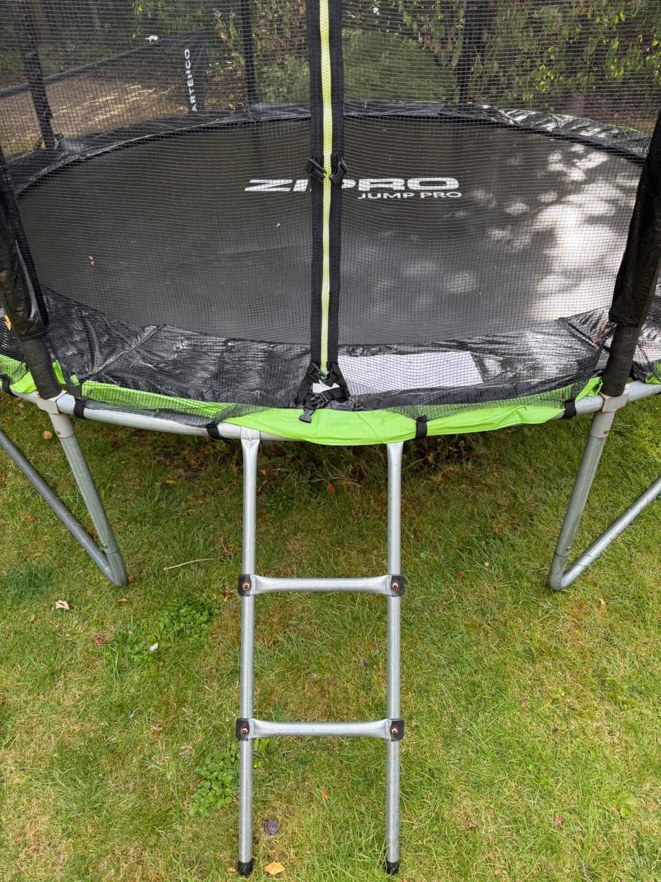 ZIPRO trampoline