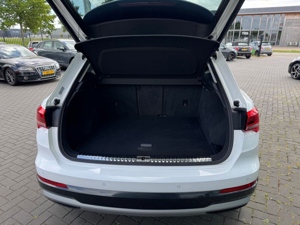 Audi Q3 35 tfsi design luxe * trekhaak * sportstoelen* carplay