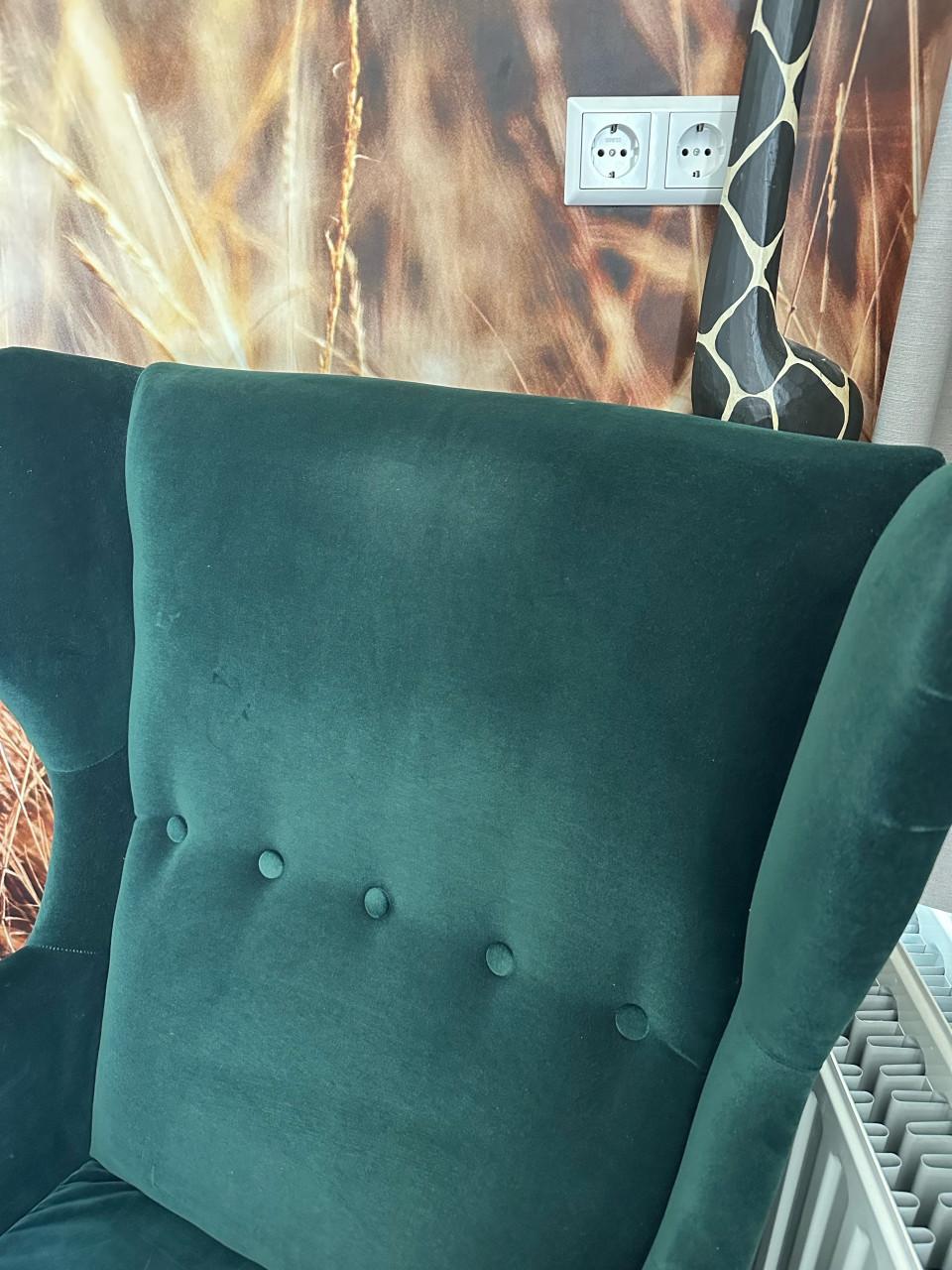 Groene oorfauteuil Strandmon Ikea met voetenbank
