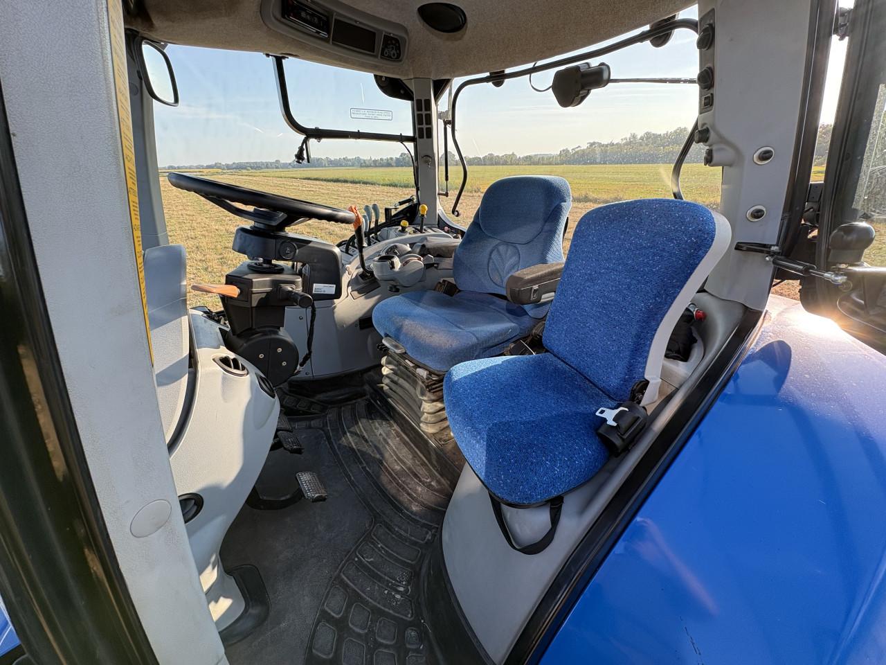 New Holland T7040