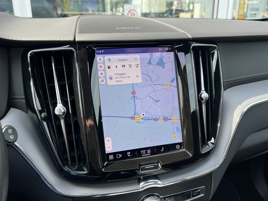 Volvo XC60 t6 340pk recharge r-design| luchtvering| panodak| adap.cruise| 3