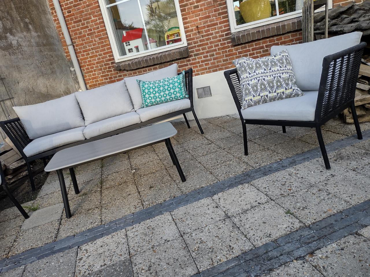 Prachtige, complete loungeset. Tuinbanken, fauteuils en tafel. Kussens.