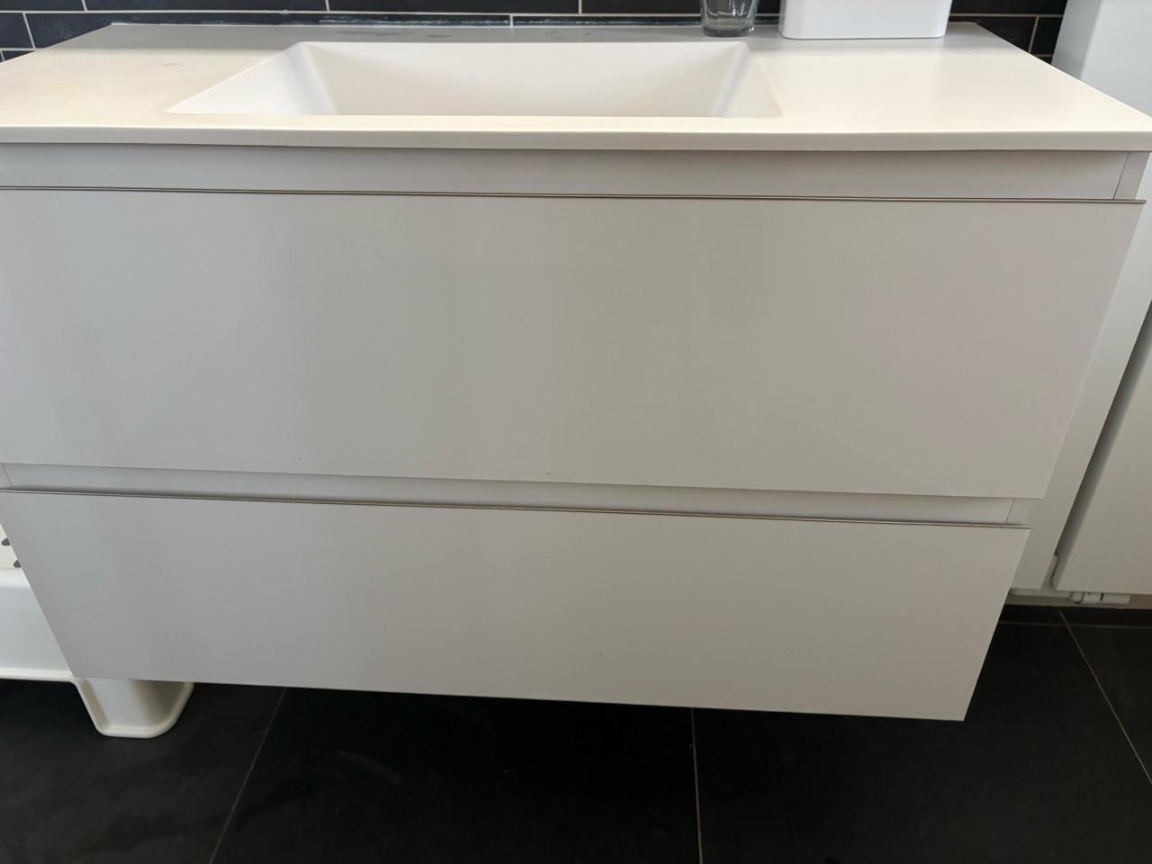 Wit badmeubel en bijbehorende spiegelkast