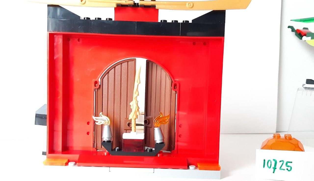 Lego Ninjago 10725: verloren tempel met Jay, Llyod en Zoltar.