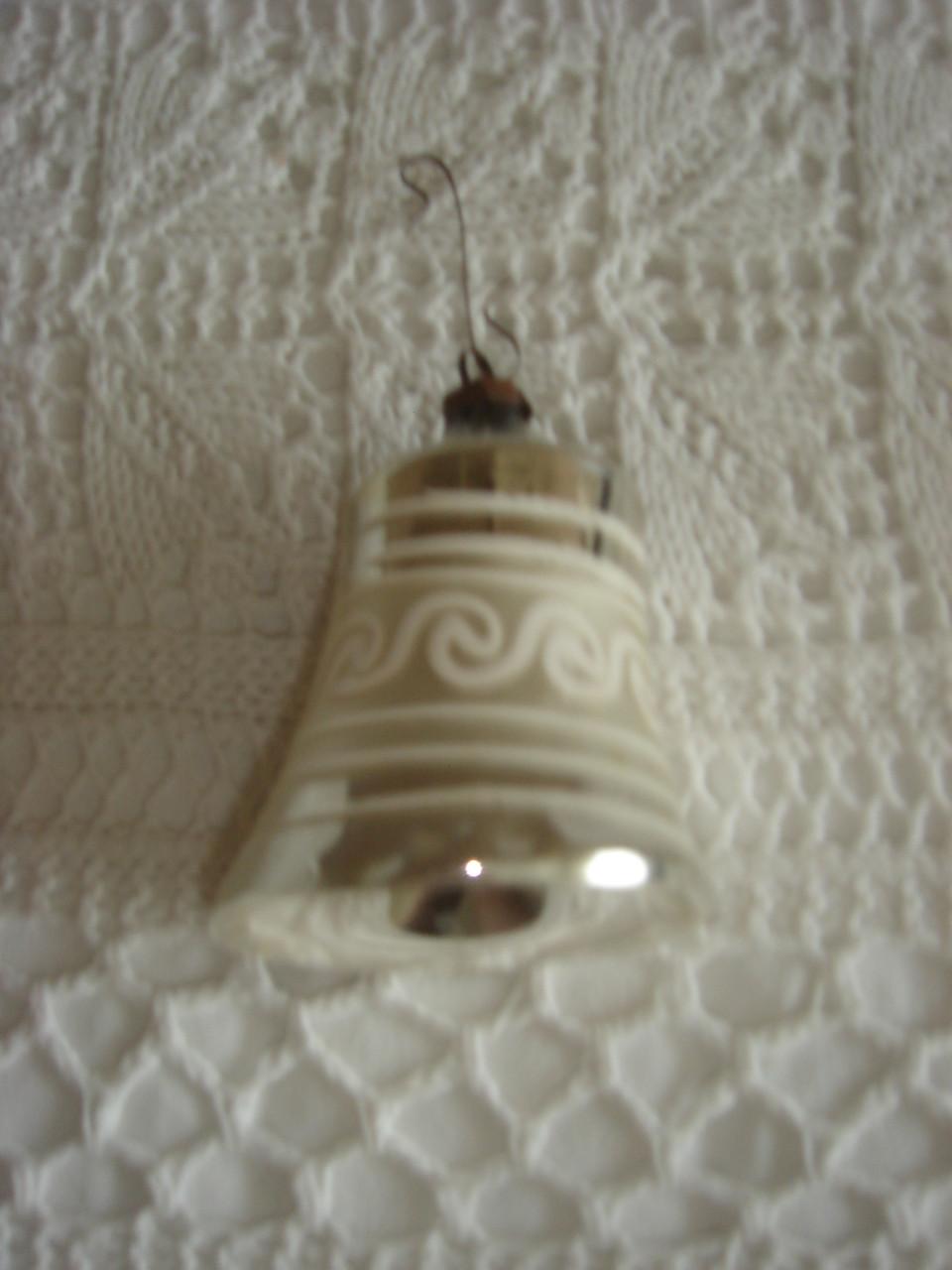 Te koop Oude glazen zilveren kerstversieringen klokje en kerstman