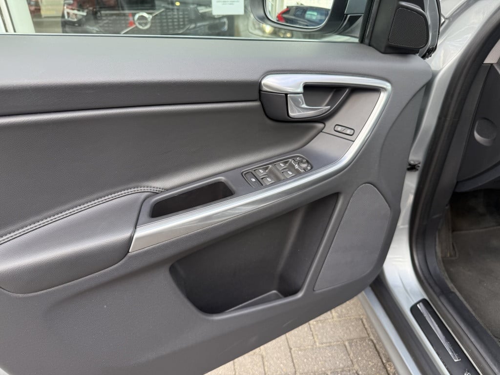Volvo XC60 t5 245pk aut6 polar+ luxury| panodak| trekhaak| standkachel| ca