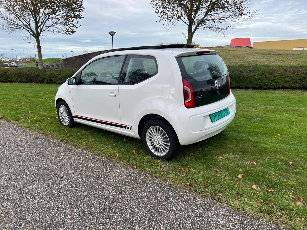 Als nieuw, VW Up uit 2013 met slechts 67.000 km Panoramadak!!