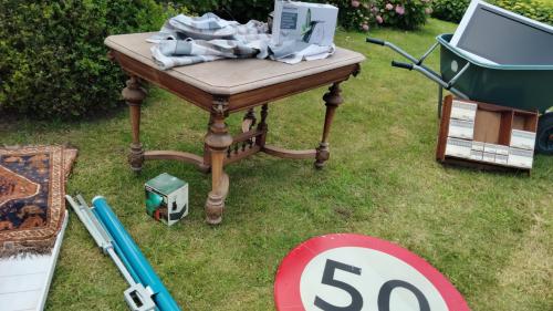 Tafel & stoelen en keukenrek