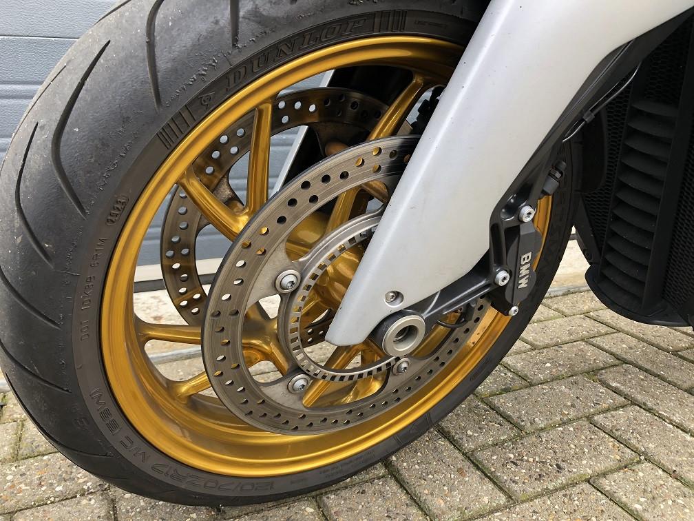 BMW K1200R uit 2006 met 44 dkm, sportdemper, kofferset, rijklaar €3795,-