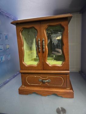 Houten vintage sieradenkastje met twee glazen deurtjes