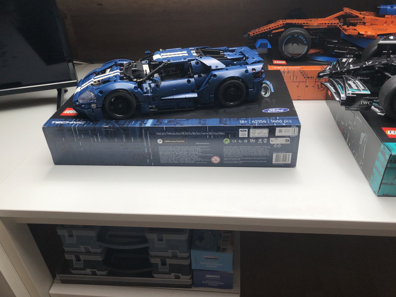 Lego Technic sets, 42141, met Pirelli stickers, 42171 en 42154, nieuwstaat.