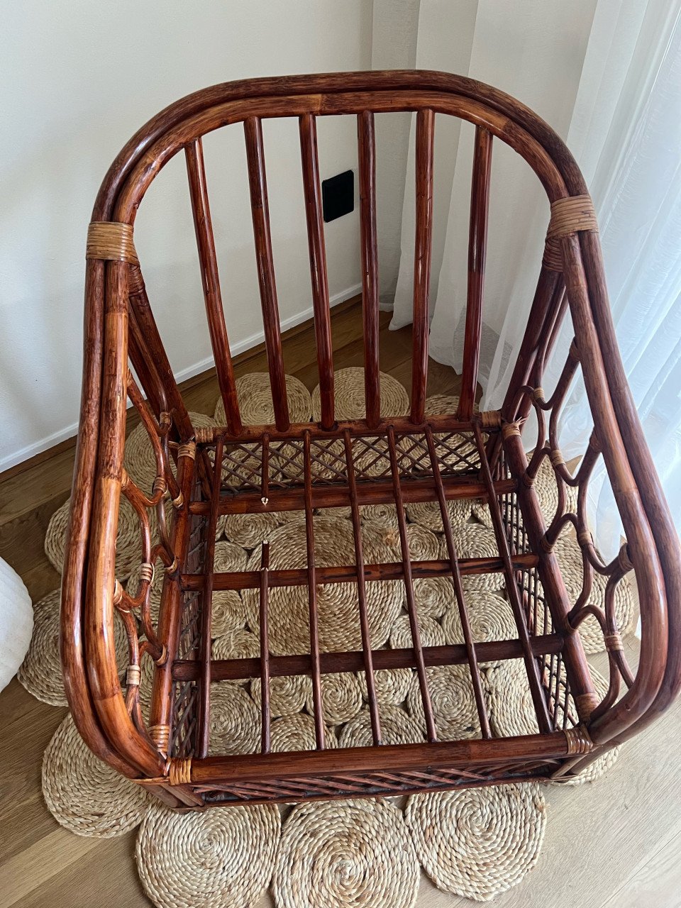 Rotan/rieten fauteuil met handgemaakte kussenhoes