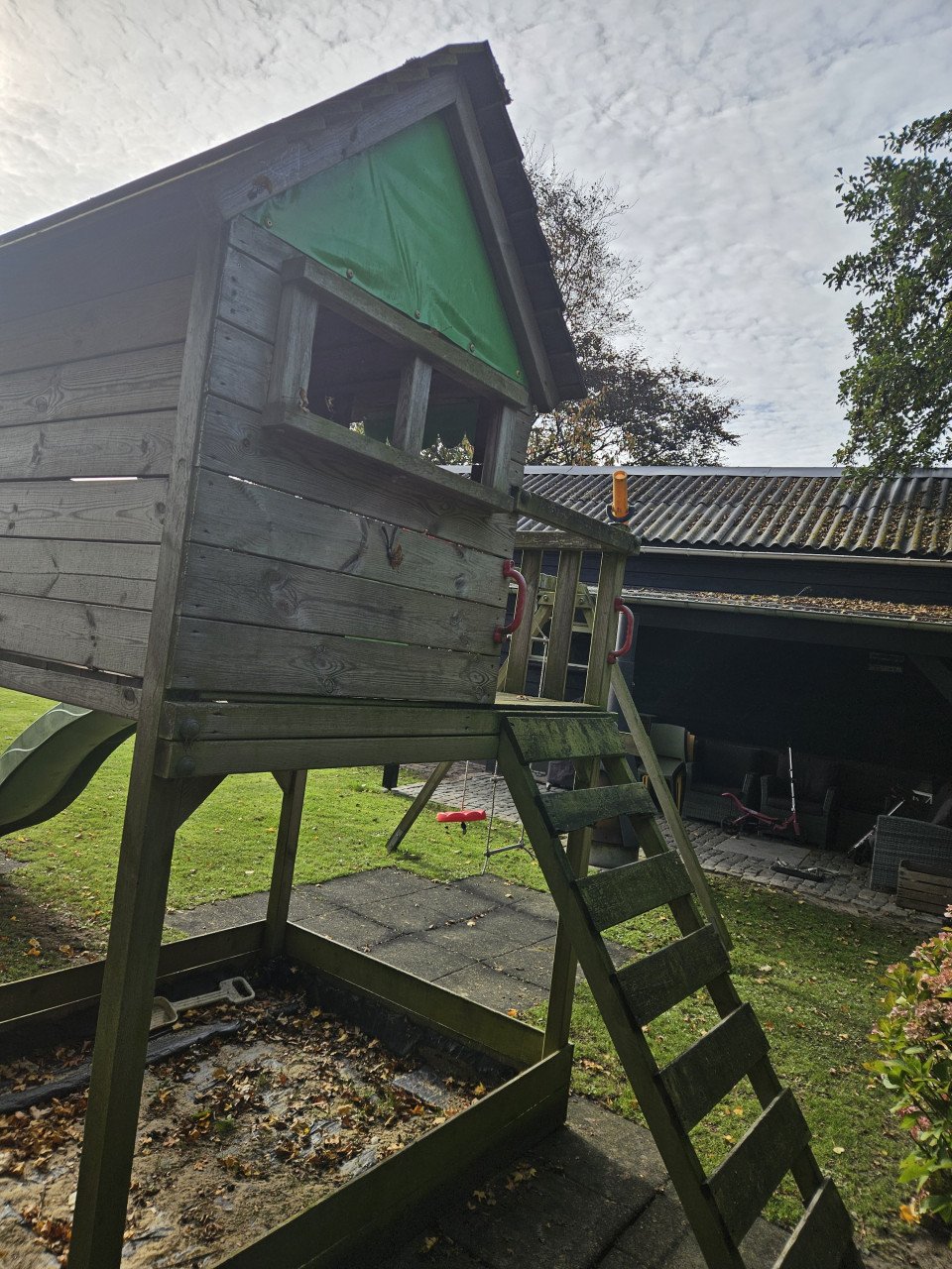 Speeltoestel met glijbaan en schommels!