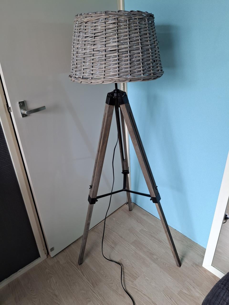 Staande lamp met 3 poot hout en 2 kappen