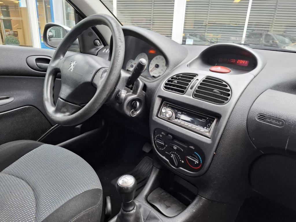 Peugeot 206 1.1 xr nieuwe apk!