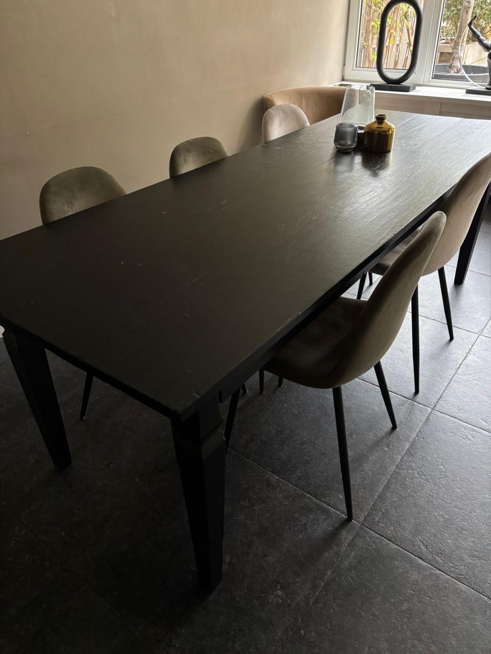 Zwarte eettafel met stoelen