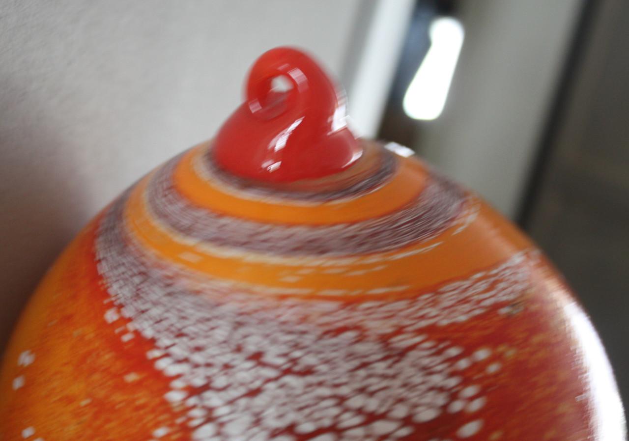 Grote glazen kerstbal wit ornje