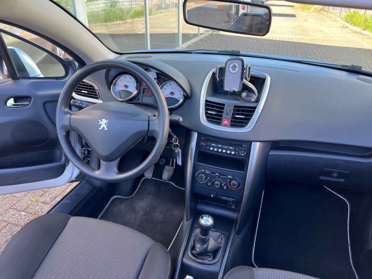 Puntgave Peugeot 207 Cabrio uit 2012 met slechts 100.500 km