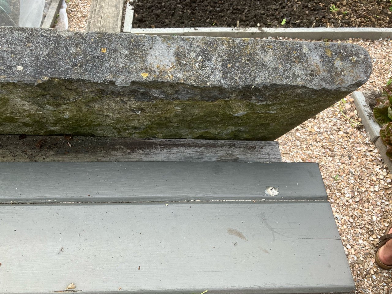 Blauwe hardstenen plaat. L*B*H 105*105*7 cm.