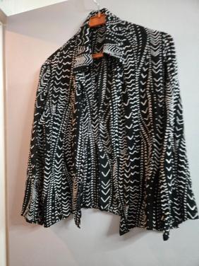 Zwart-witte damesblouse Maat IT 52/ EU 46 Valt klein uit.