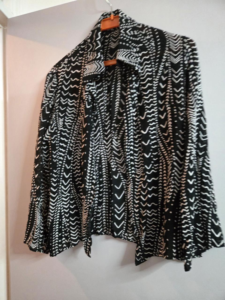 Zwart-witte damesblouse Maat IT 52/ EU 46 Valt klein uit.