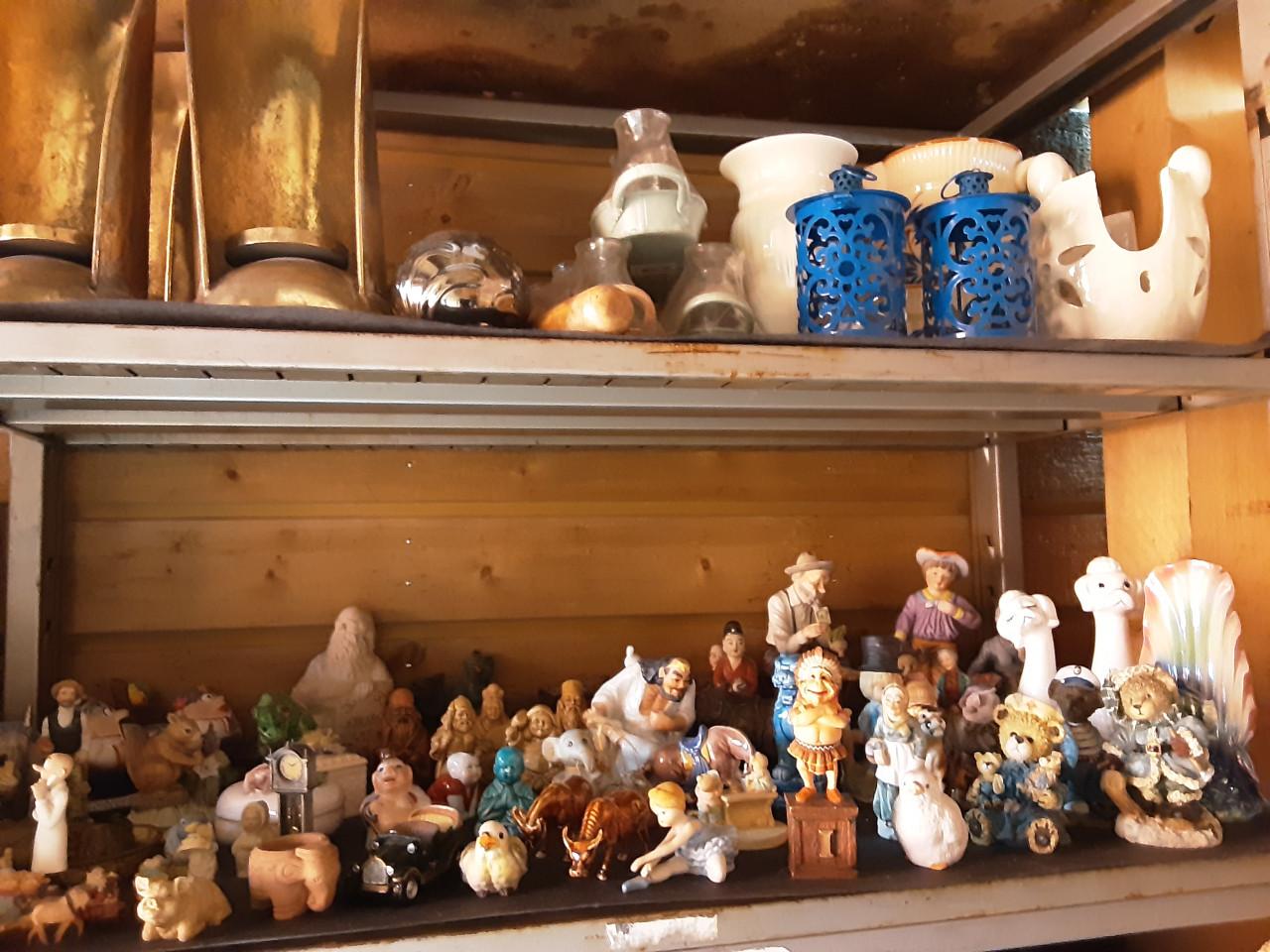 Grote  schuur verkoop ook veel nieuwe  spulletjes  iedere dag welkom