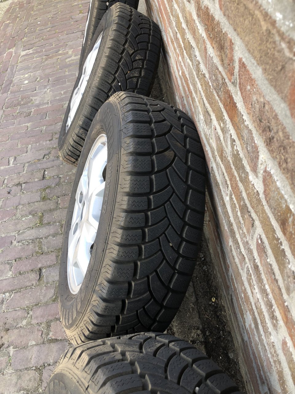 Uitstekende set Ford Aluminium velgen met winterbanden
