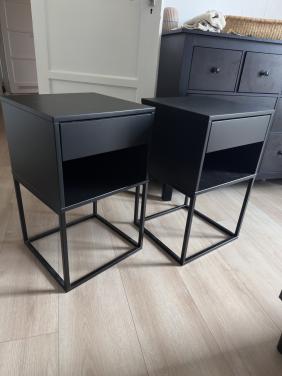 2 nette zwarte nachtkastjes