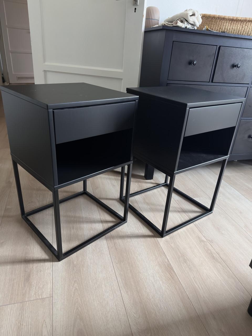 2 nette zwarte nachtkastjes