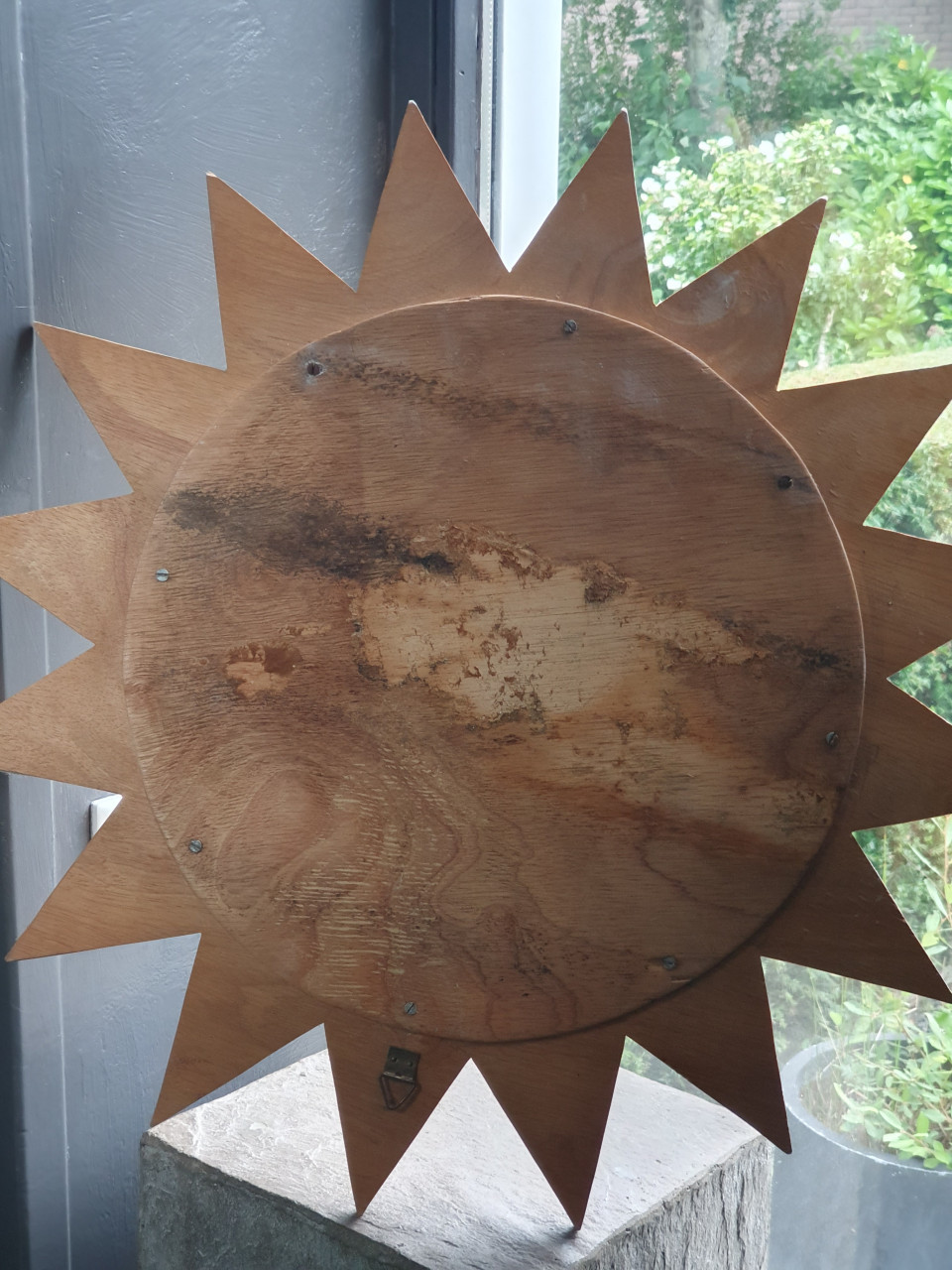 Prachtige grote vintage zonnespiegel, van massief hout aangeboden....