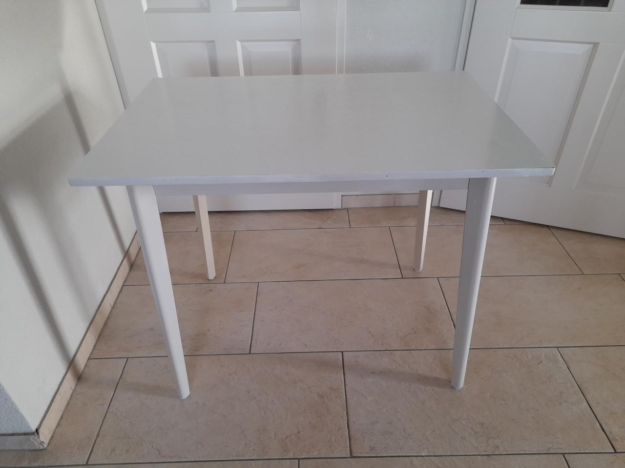 Tafel 60 x 92 x 74,5 Hoog (in goede staat )