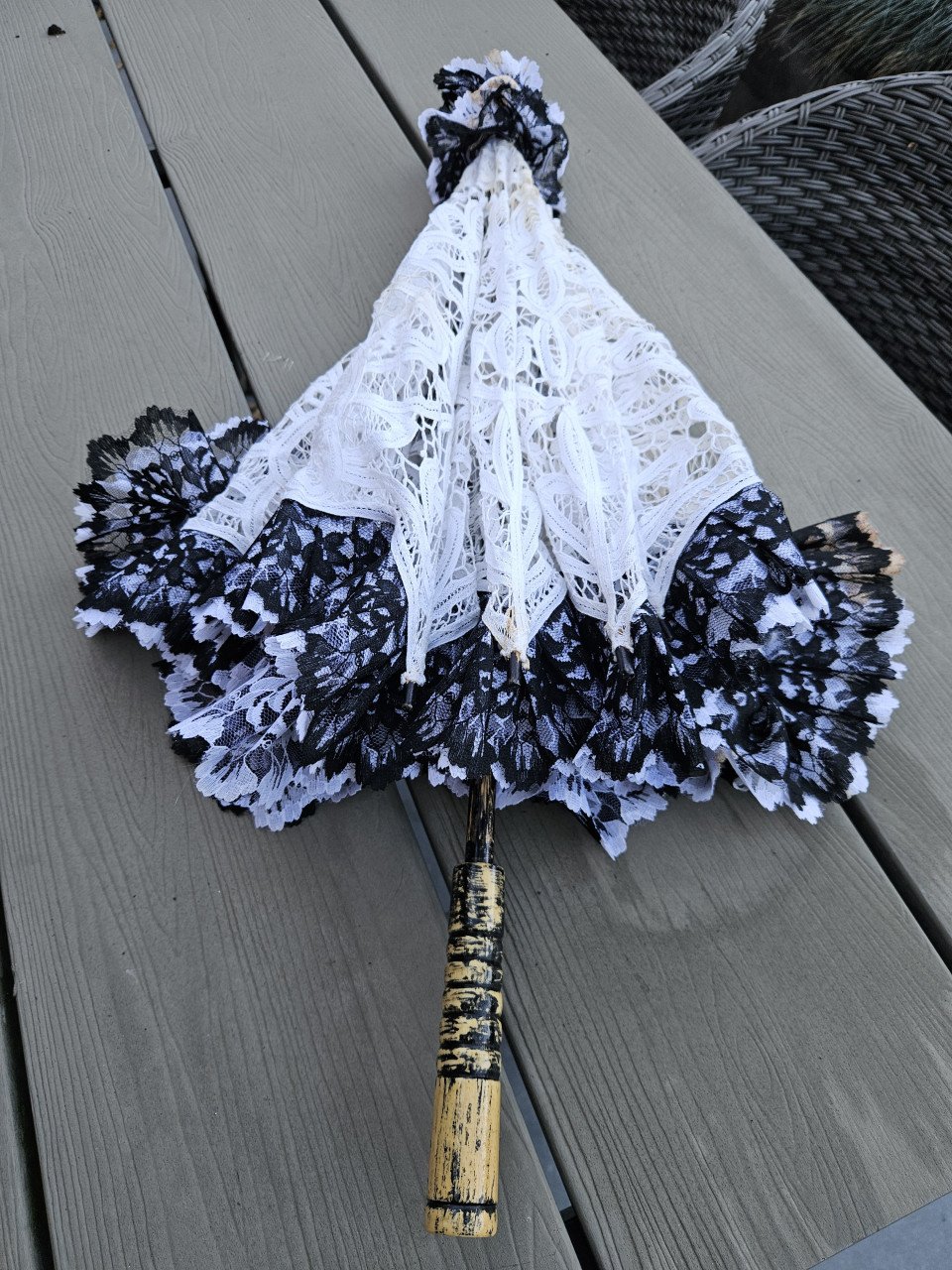 Prachtige vintage bruiloft kanten parasol met een mooie houten handvat...