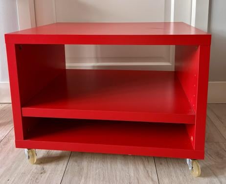 Rood Ikea-kastje op wielen