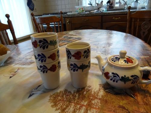 Te koop thee potje van boerenbond plus 5 melkbekers samen €10.00