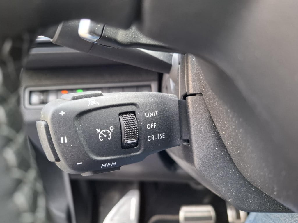 Peugeot 3008 suv 1.6 hybrid 225 eat8 automaat road trip nav/cam