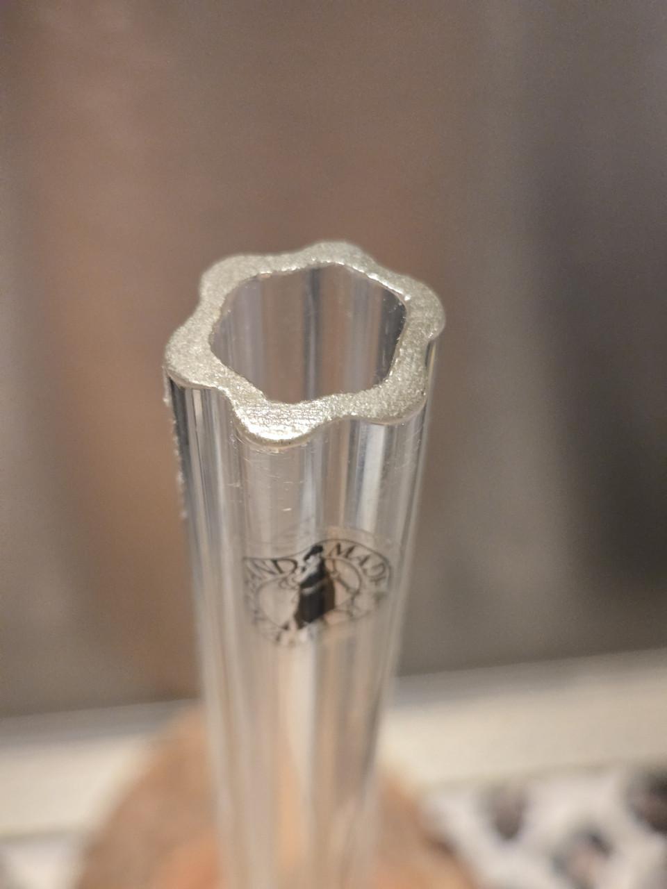 Art Nouveau Gladiolenvaas, ook bekend als een solifleur. Hoogte 29 cm.