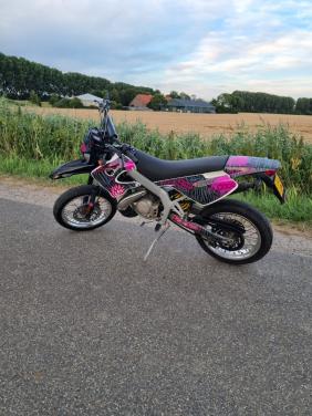 Derbi Senda SM 50 cc Roze/zwart
