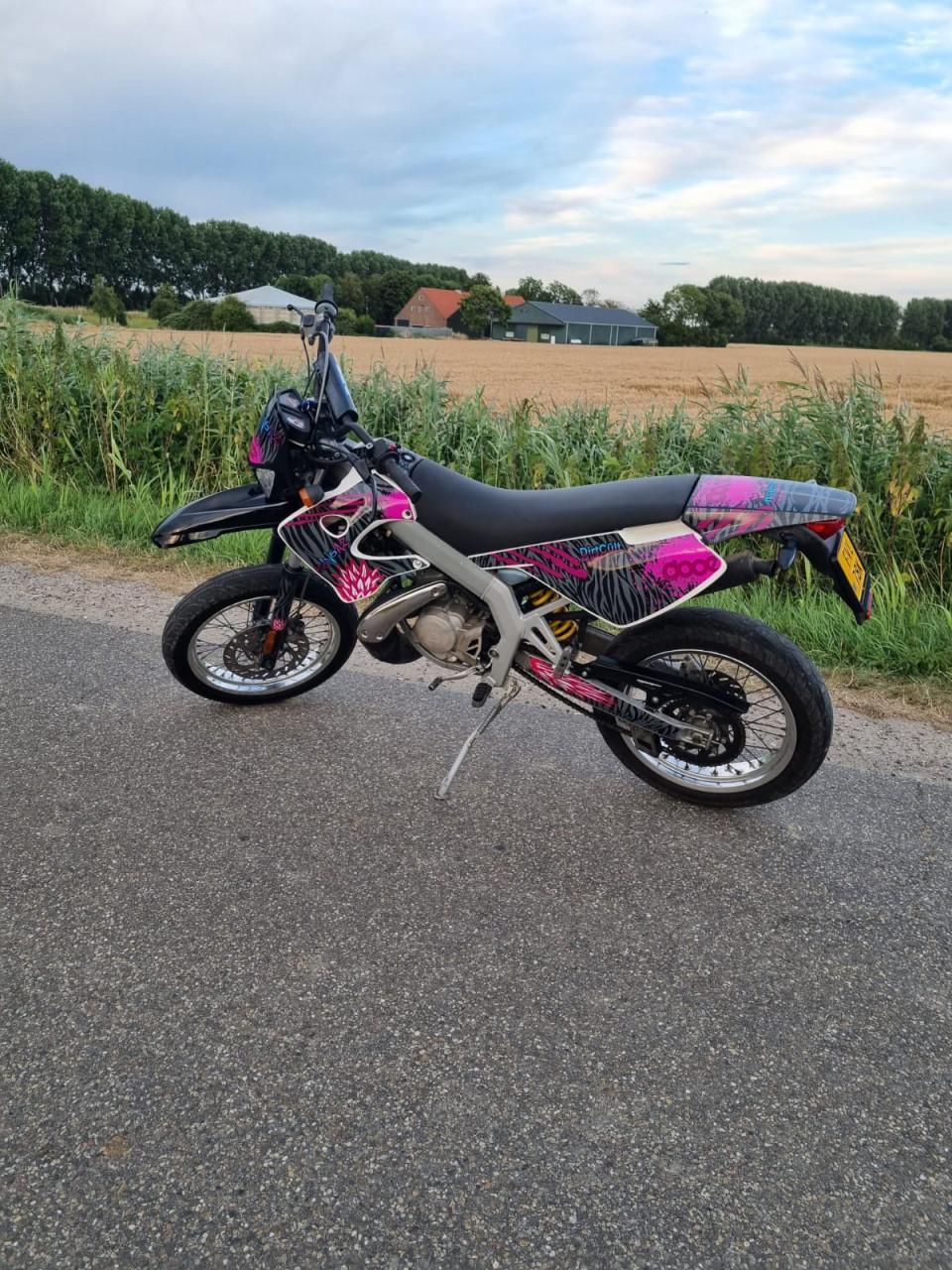 Derbi Senda SM 50 cc Roze/zwart