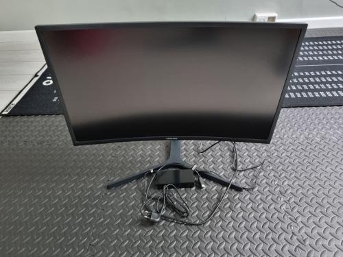 Curved Samsung gaming monitor (LC27FG73FQUXEN)