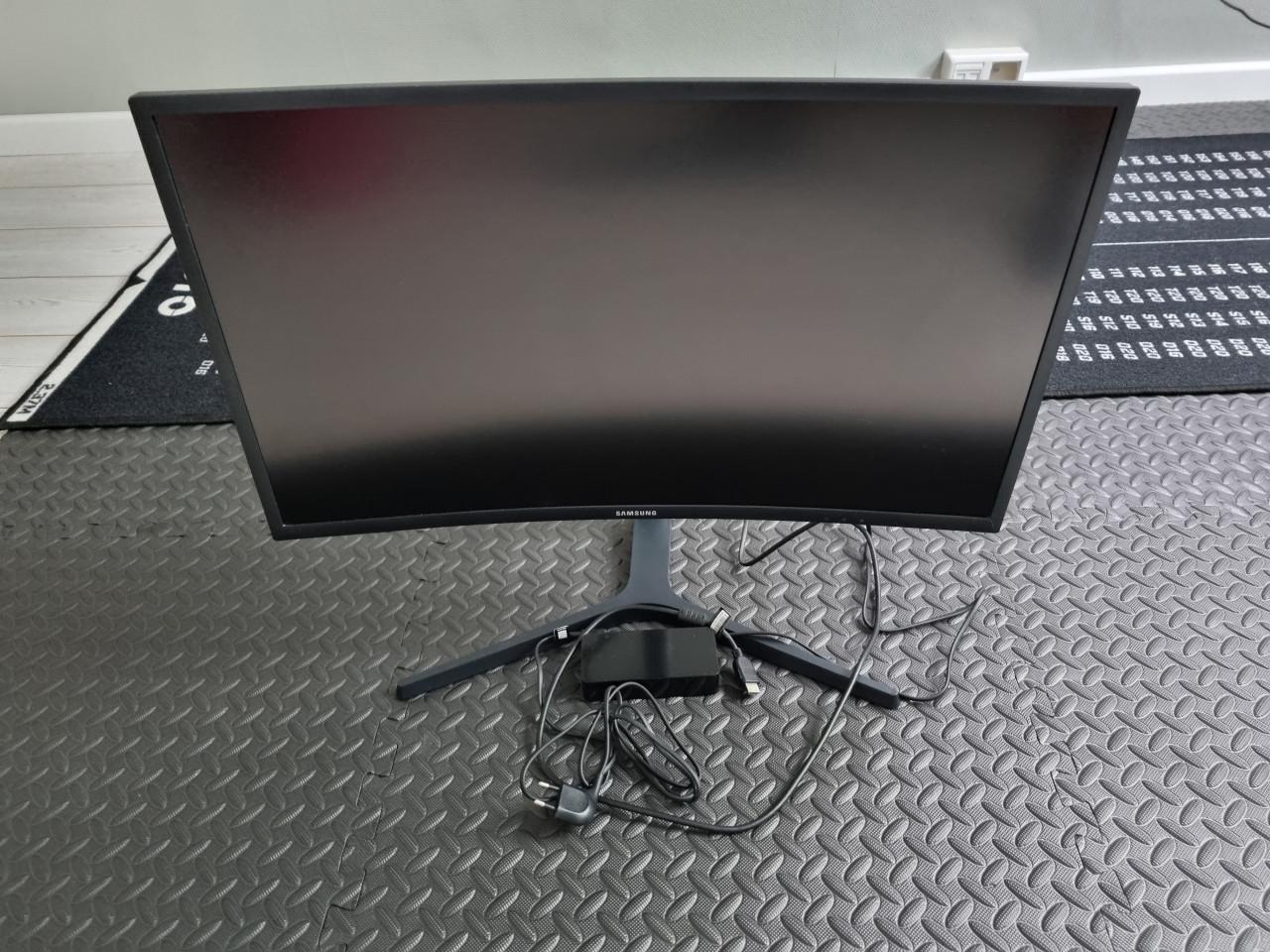 Curved Samsung gaming monitor (LC27FG73FQUXEN)