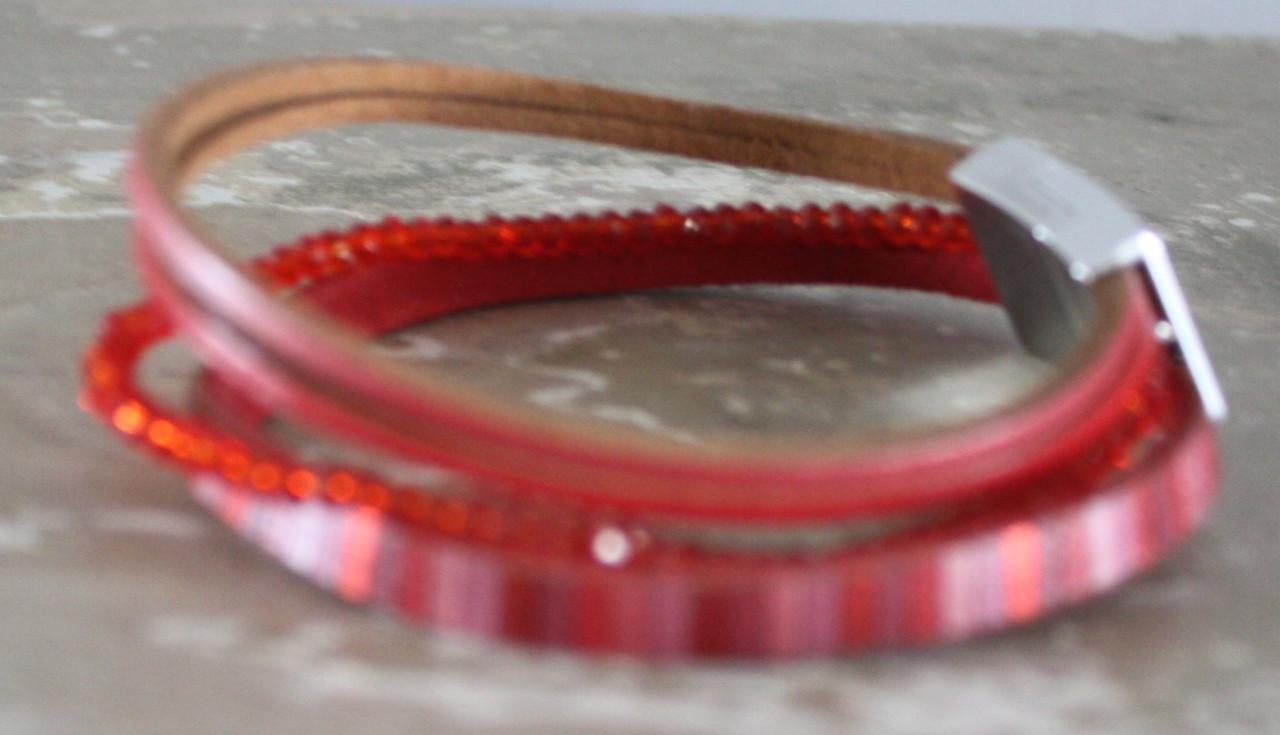 Armband met rode bandjes